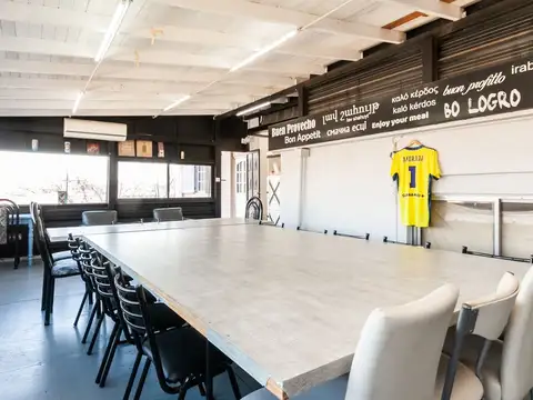 Casa de 5 ambientes con local y cochera