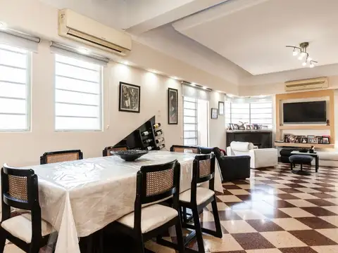 Casa de 5 ambientes con local y cochera