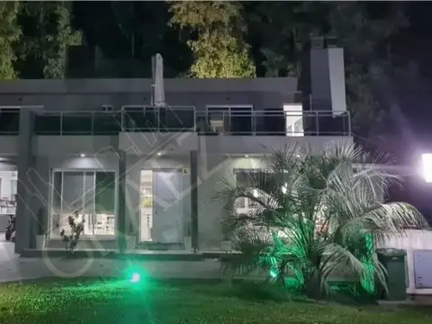 Casa en Venta con 3 cocheras