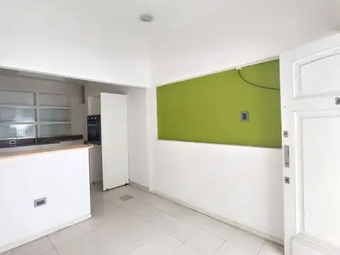 VENTA LOCAL CON COCINA Y BAÑO EN LINIERS