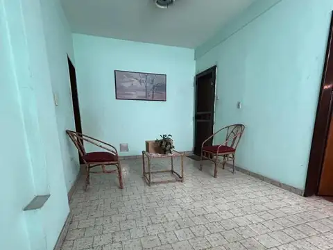 DEPARTAMENTO EN PRIMER PISO CON TERRAZA Y COCHERA