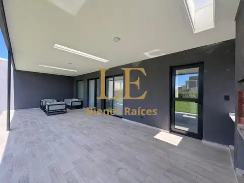 Casa 5 ambientes con 4 baños