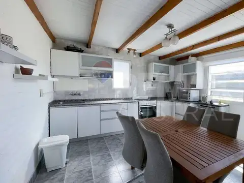 Casa 4 ambientes con 2 baños