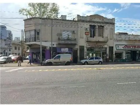 TIPO CASA SOBRE LA AVDA. MITRE EN EXCELENTE ESTADO