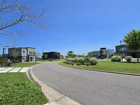 Casa en Venta con 4 cocheras