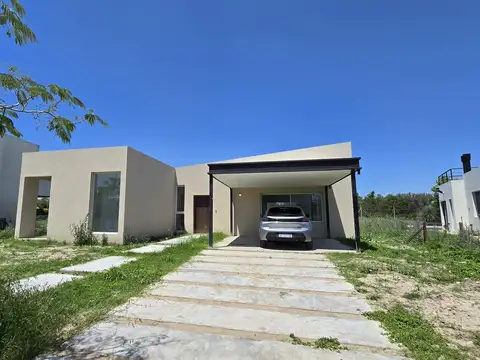 CASA DE 5 AMBIENTES A ESTRENAR CON JARDIN EN BARRIO ACACIAS, PUERTOS DEL LAGO, ESCOBAR. VENTA, ALQUI
