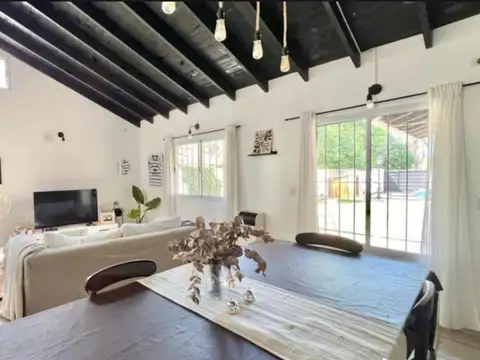 Casa 4 ambientes con 2 baños