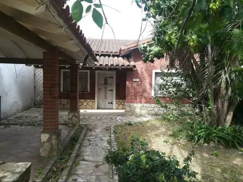 VENTA Casa de 3 ambientes con cochera y fondo libre
