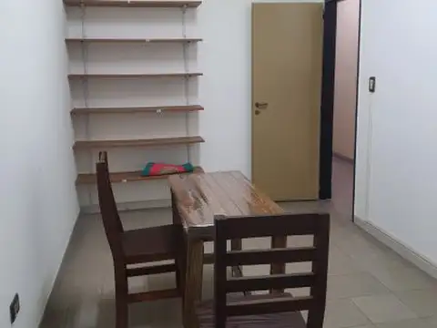 Local con oficinas y sala de reunión