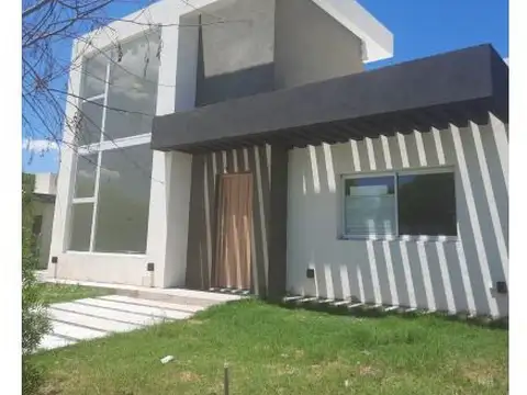 VTA CASA 3 DORM. 1 SUITE C/VEST. Lote de 550m²-Barrio Santa Elena