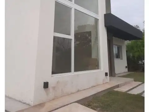 VTA CASA 3 DORM. 1 SUITE C/VEST. Lote de 550m²-Barrio Santa Elena