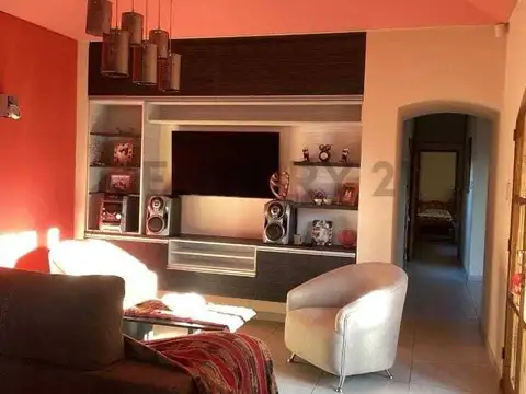 Casa 5 ambientes con 2 baños