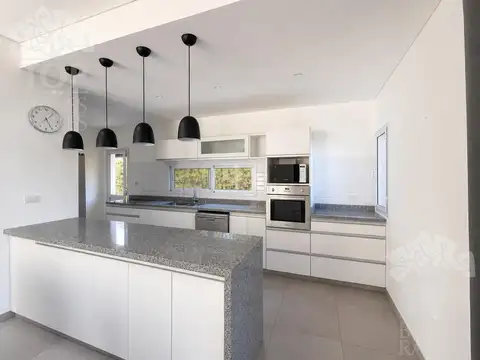 Casa en Alquiler con 5 cocheras