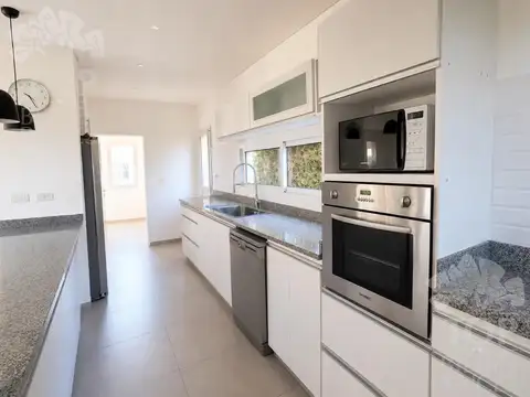 Casa 5 ambientes con 3 baños