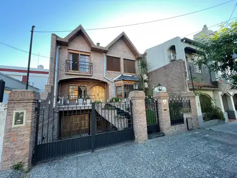 EXCELENTE CASA DE 4 DORMITORIOS, VARIAS COCHERAS Y GRAN PLAYROOM