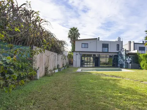 VENTA - Casa de 3 dormitorios con jardín y piscina. Ibarlucea.