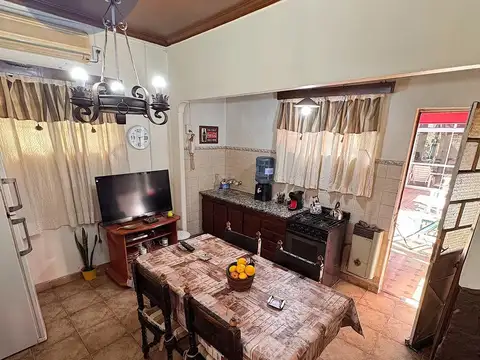 Casa 7 ambientes con 2 baños