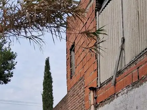 Casa a terminar sobre excelente lote  a metros del bosque P.Ramos