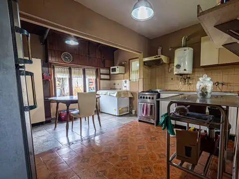 VENTA - Casa 4 ambientes con cochera y parque