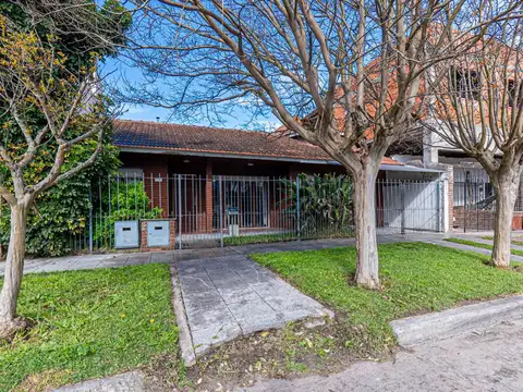 VENTA - Casa 4 ambientes con cochera y parque