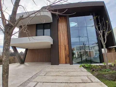Casa en Venta con 2 cocheras