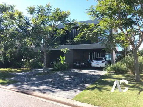 Casa  en venta de excelente calidad constructiva en Lagos del Golf