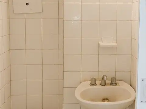 Impecable Local Comercial o Profesional a la Calle. Av Gaona. Oportunidad 