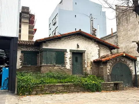 LOTE CON CASA A DEMOLER