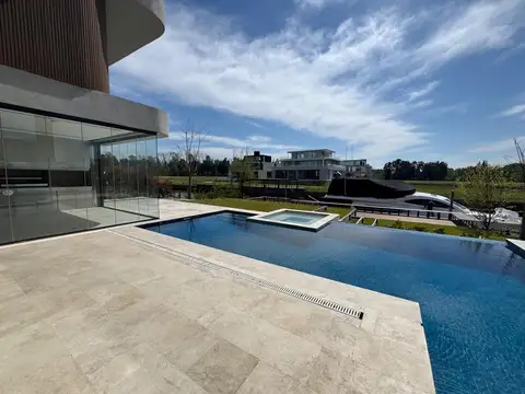 Casa 5 ambientes con 5 baños