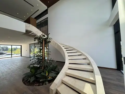 Casa en Venta con 7 cocheras