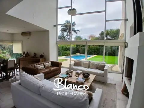 Casa en Alquiler con 2 cocheras