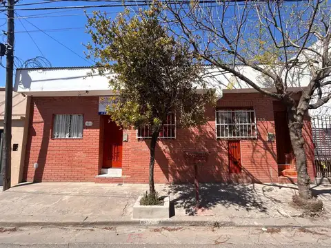 CASA EN VENTA 2 DORMITORIOS CON PATIO Y DEPTO