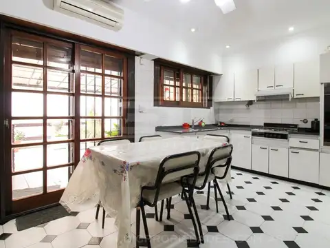 Casa 6 ambientes con 4 baños