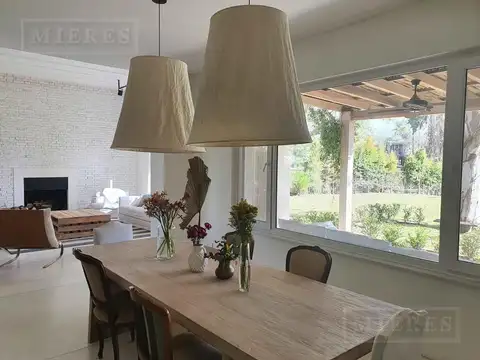 Casa 4 ambientes con 2 baños