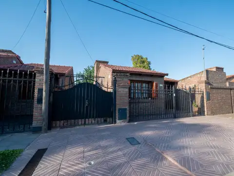Casa con cochera,  3 dorm. patio, quincho y pileta