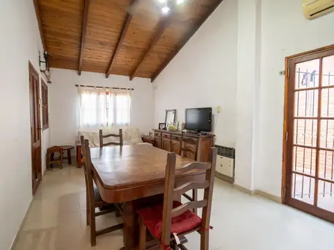 Casa al frente con cochera, 3 dormitorios patio verde con pileta y quincho