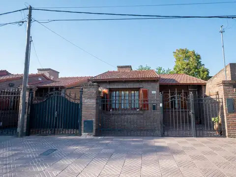Casa al frente con cochera, 3 dormitorios patio verde con pileta y quincho