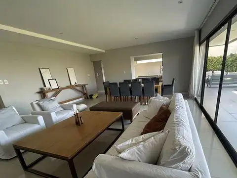 Casa 7 ambientes con 2 baños
