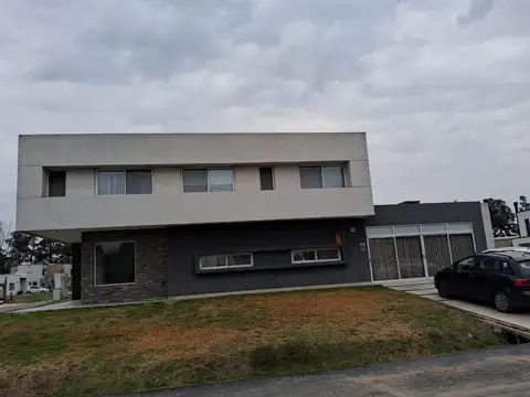 Excelente Casa en finca de alvarez, de 4 ambientes muy luminosa