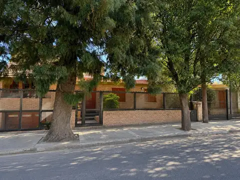 Casa 6 ambientes con 2 baños