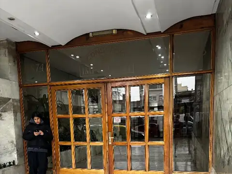 Departamento 3 amb Ramos Mejía Sobre av Rivadavia frente a la estación