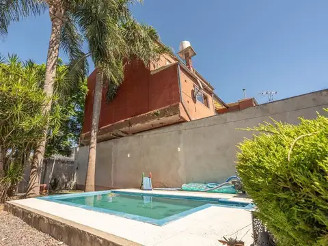 Casa 5 Amb con Pileta Cochera  en Loma Hermosa