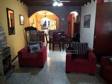 Casa 5 ambientes con 3 baños