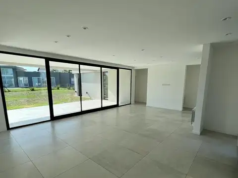 Casa 4 ambientes con 3 baños