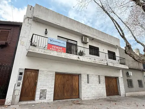Casa a la venta de 3 ambientes, 2 garajes y amplia terraza. ¡Lote propio!