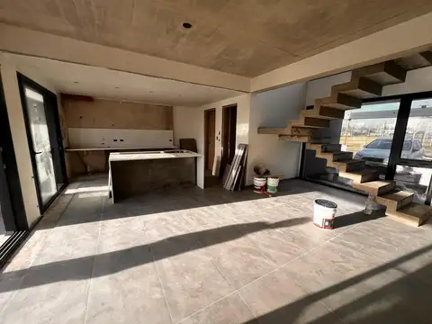 Casa en Venta con 3 cocheras