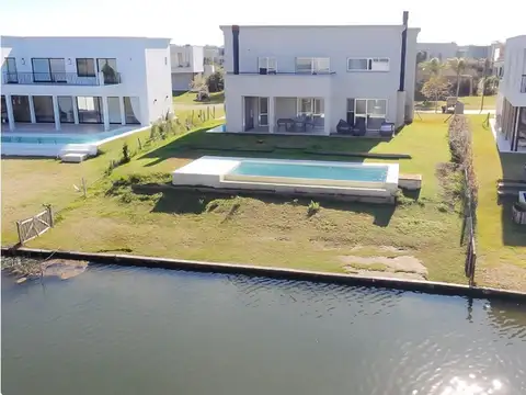 VENTA DE CASA 6 AMBIENTES  A LA LAGUNA PUERTOS DEL LAGO