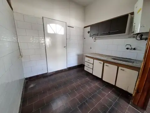 CASA 3 AMB., C/JARDÍN, ENTRADA DE AUTO, Y FONDO 10 X 20