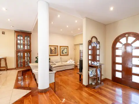 VENTA CASA LOTE PROPIO 5 AMB CON COCHERA, PLAYROOM, PATIO Y QUINCHO CON PARRILLA EN MONTE CASTRO