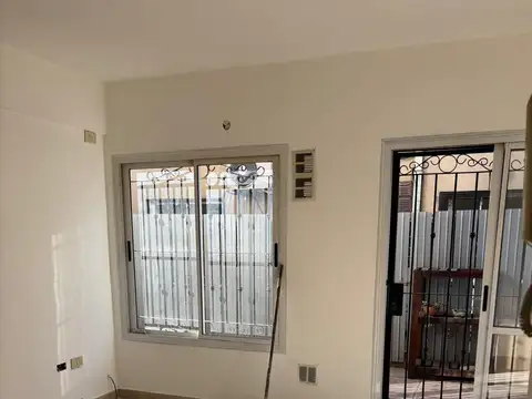 Depto 2 ambientes con patio en planta baja